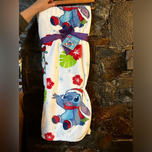 🇺🇸 Stitch x Disney Christmas Throw - Picture 2 of 4